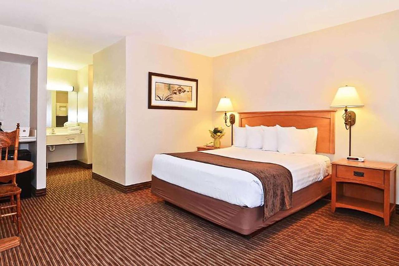 Days Inn By Wyndham Birch Run Exteriér fotografie