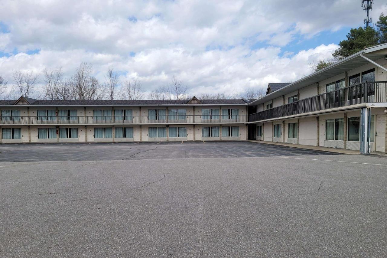 Days Inn By Wyndham Birch Run Exteriér fotografie