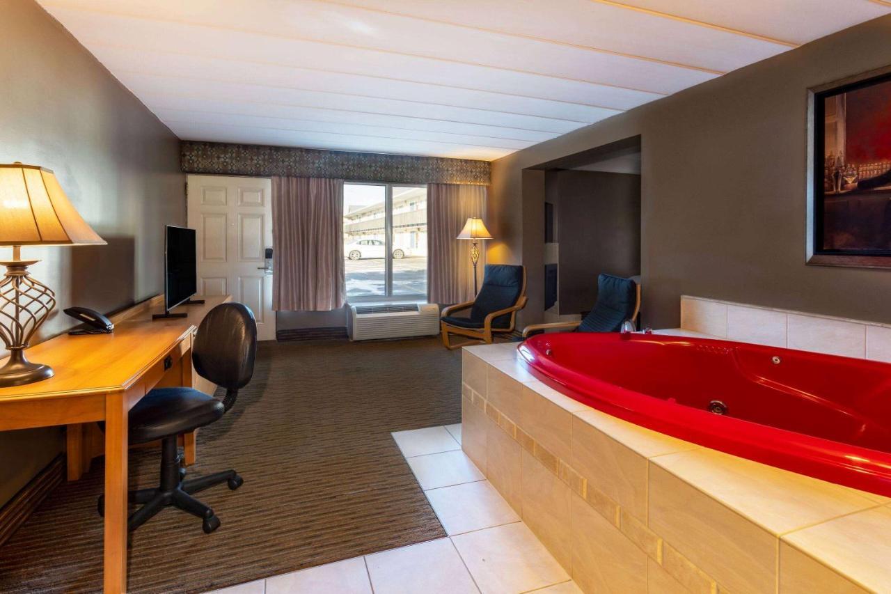 Days Inn By Wyndham Birch Run Exteriér fotografie