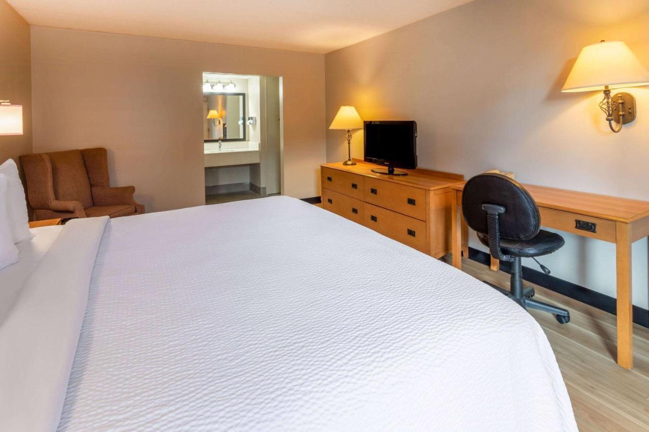 Days Inn By Wyndham Birch Run Exteriér fotografie