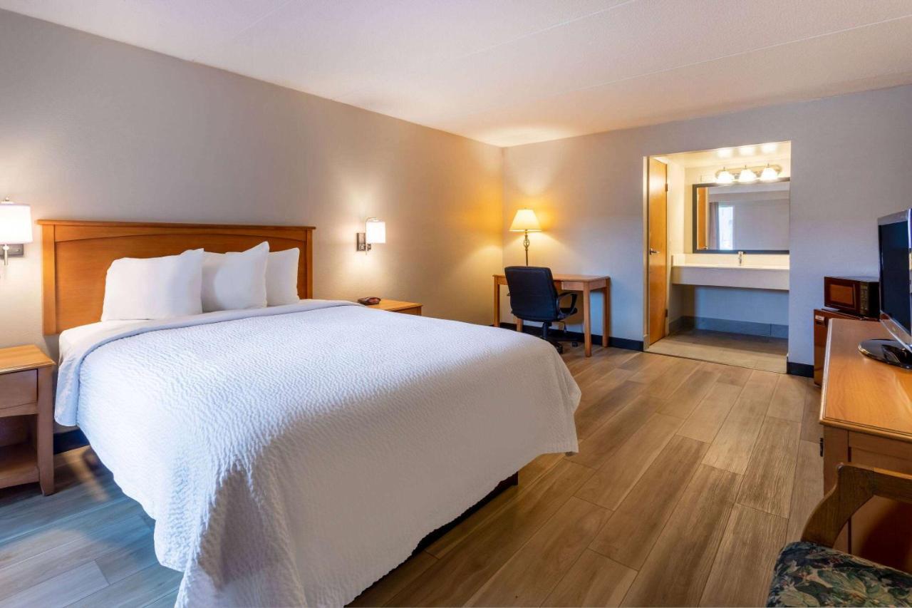 Days Inn By Wyndham Birch Run Exteriér fotografie