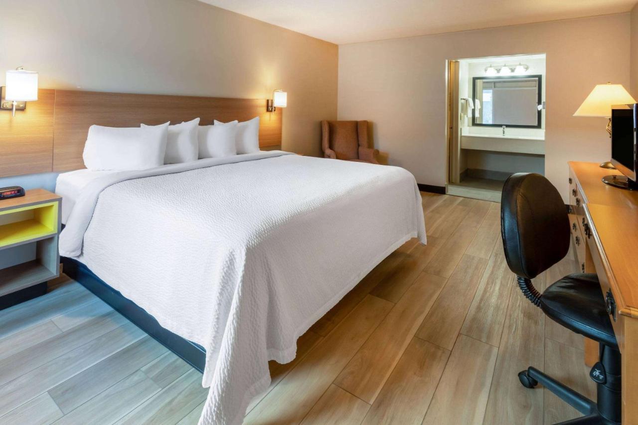 Days Inn By Wyndham Birch Run Exteriér fotografie