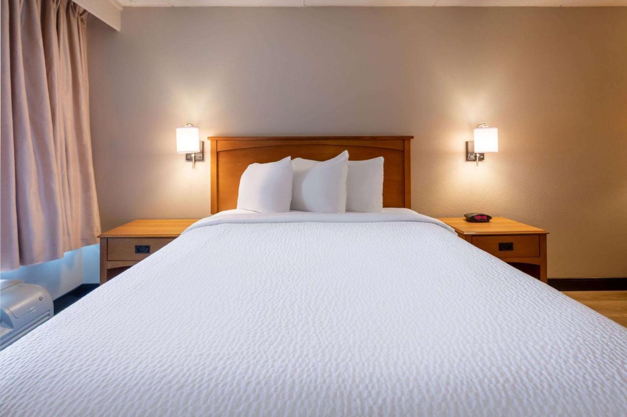 Days Inn By Wyndham Birch Run Exteriér fotografie